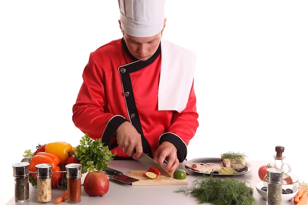 Szef kuchni przygotowujący danie na stole