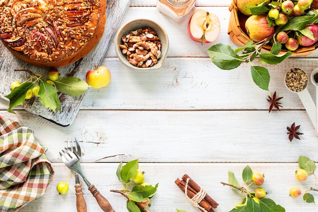 Stół z potrawami i składnikami sezonowymi